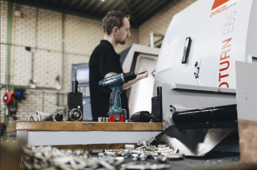 Emco Hyperturn aan het werk - Machinefabriek Veehof